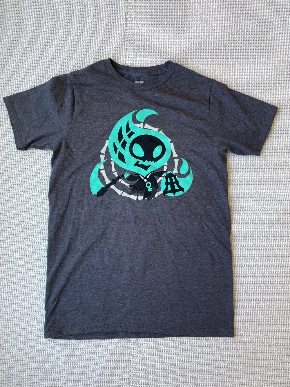 Riot Games Graphic Skull Crest Tee in Teal on Charcoal - Sz S